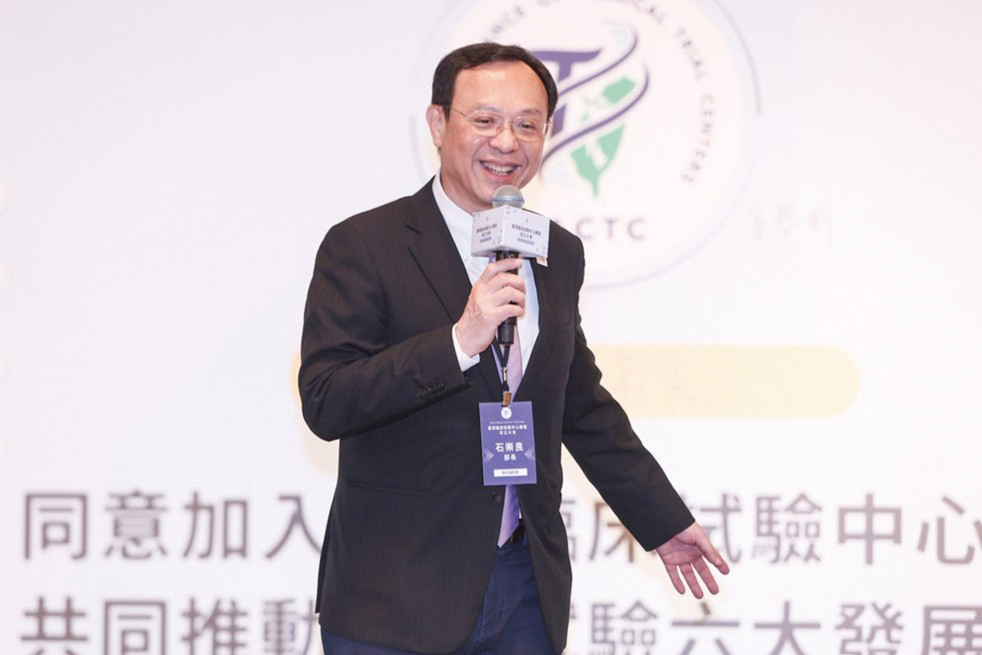 衛生福利部石崇良部長強調新藥研發講求速度透過聯盟推動審查標準化打造試驗至健保的一條龍服務此舉除加速產業收案更讓民眾優先受惠於創新藥物創造多贏局面